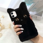 Détail des oreilles et nez de chat en relief sur coque pelucheuse