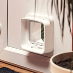 Chat passant par la chatière à puce électronique SureFlap