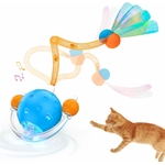 Chat curieux devant la balle Pubialo en mode sonore souris