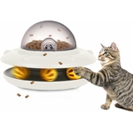 Chat jouant avec le jouet interactif UFO en rotation