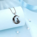 Pendentif chat lune argent 925 avec motif étoile et montagne, vu de près