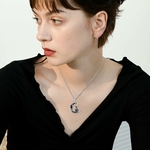 Collier Friggem porté par une femme
