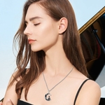 Collier Friggem porté par une femme, soulignant l’élégance du bijou