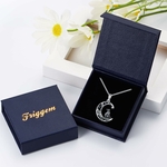 Collier chat lune présenté dans un écrin cadeau