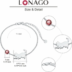 Détail du pendentif chat avec pierre de lune et zircon cubique sur le bracelet