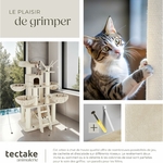 Chat jouant avec la balle suspendue sur la plateforme panoramique de l’arbre à chat TecTake.