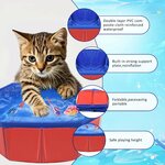 Chaton curieux regarde nager un poisson robot LED rouge dans la piscine interactive Esoes en intérieur