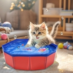 Chaton joue avec un poisson robot LED rouge dans la piscine interactive Esoes