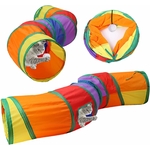 Chat jouant activement dans le tunnel double voies UGBO dans un salon lumineux
