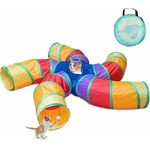 Chaton jouant dans le grand tunnel en S Depets multicolore avec plusieurs voies et balle suspendue