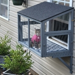 Chat profitant du beeNbkks Cat Catio sur rebord de fenêtre
