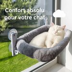 Lit suspendu sécurisé pour chat observant par la fenêtre