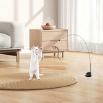 Chat jouant avec jouet interactif AiQInu ventouse et oiseaux.
