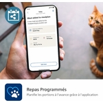 Personne utilisant l’application Philips Pet Series sur smartphone pour programmer un repas.