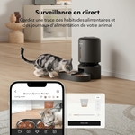 Caméra HD du distributeur capturant un chat mangeant de nuit (vision nocturne).