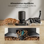 Vue rapprochée du couvercle hermétique du distributeur SMART pour croquettes toujours fraîches.