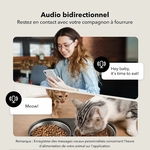 Utilisateur contrôlant la programmation des repas chats via smartphone connecté au distributeur.