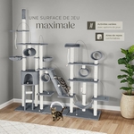Poteaux en sisal naturel utilisés comme griffoir par le chat.