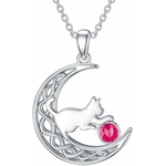 Gros plan du pendentif chat argent avec pierre de lune intégrée.