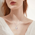 Collier élégant porté par une femme, symbole de tendresse féline.