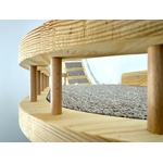 Mur d’escalade pour chat installée dans un intérieur moderne, combinant activité et confort.
