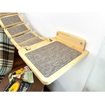 Ponts modulaires en bois pour chat, éléments suspendus et hamac avec coussin doux sur mur clair.