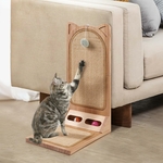 Chaton jouant et se reposant sur griffoir mural en sisal.
