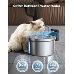 Chat buvant eau fraîche dans fontaine à batterie FEELNEEDY