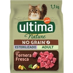 Chat stérilisé dégustant croquettes Ultima Nature Bœuf