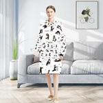 femme portant un sweat à capuche motif chat multicolore oversize