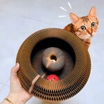 Boule à cloche intégrée au griffoir design chat.