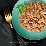 Gros plan bouchées mini filets canard dinde en sauce pour félin exigeant