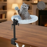 chat d’intérieur couché dans un hamac design en velours blanc sur bureau