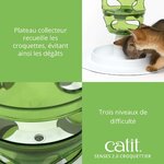 Chat jouant avec le labyrinthe d’alimentation Catit Senses, patte dans l’ouverture latérale, jeu d’intelligence pour félin.