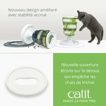 Labyrinthe d’alimentation chat design multicolore Catit Senses posé dans un salon épuré, intégration parfaite dans un intérieur de luxe.