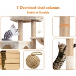 Balle suspendue et espace jeu arbre à chat beige raffiné.