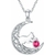 Gros plan du pendentif chat argent avec pierre de lune intégrée.