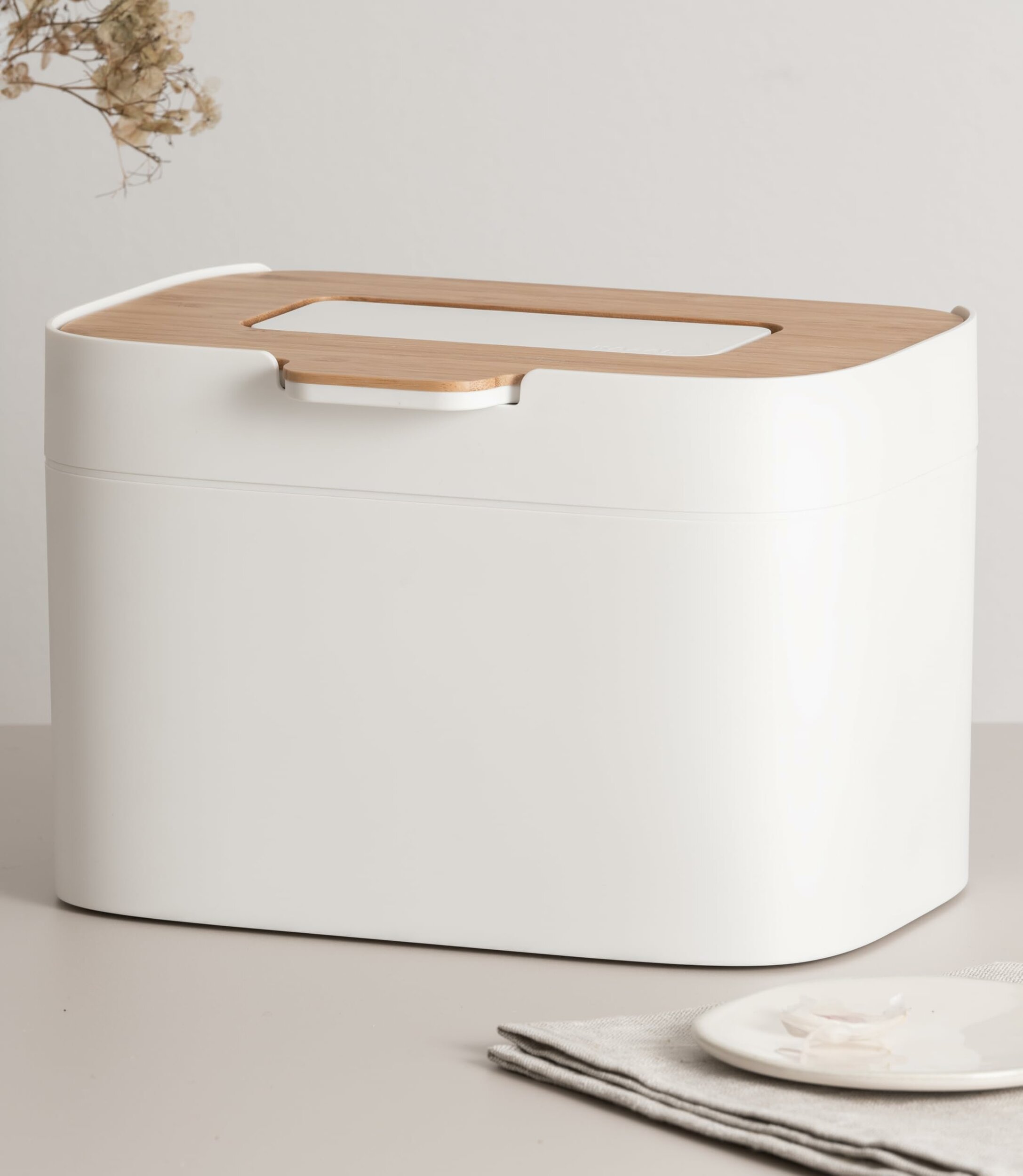 Seau à compost KAZAI Elin 4,5 L blanc cassé avec couvercle en bambou, posé sur un plan de travail