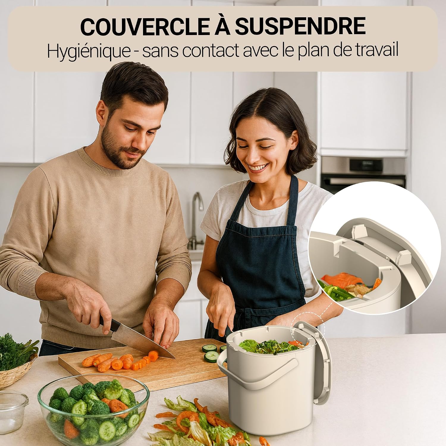 Un couple cuisine pendant que le couvercle du seau PTMS reste accroch&eacute; au bord, sans toucher le plan de travail