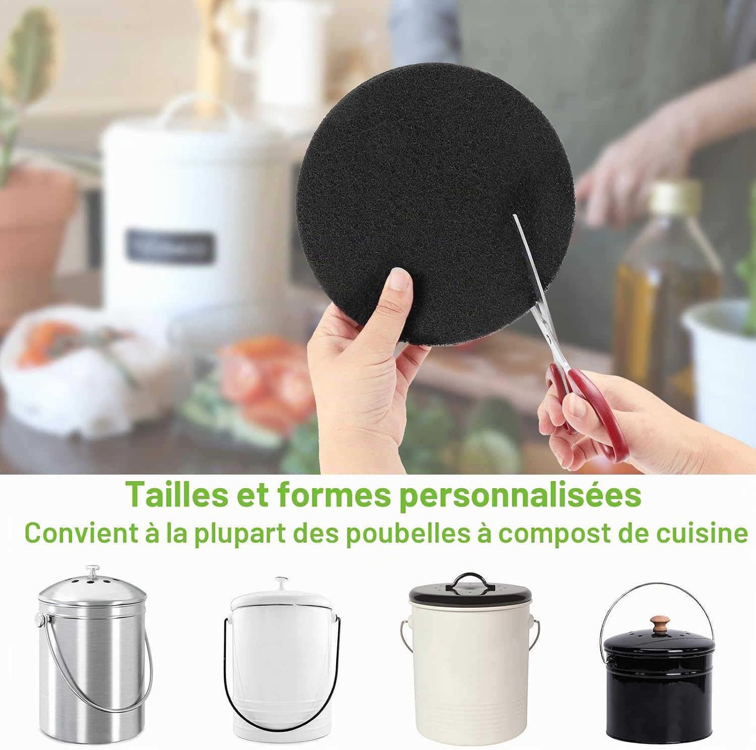 Main découpant un filtre à charbon aux ciseaux, avec exemples de seaux à compost compatibles