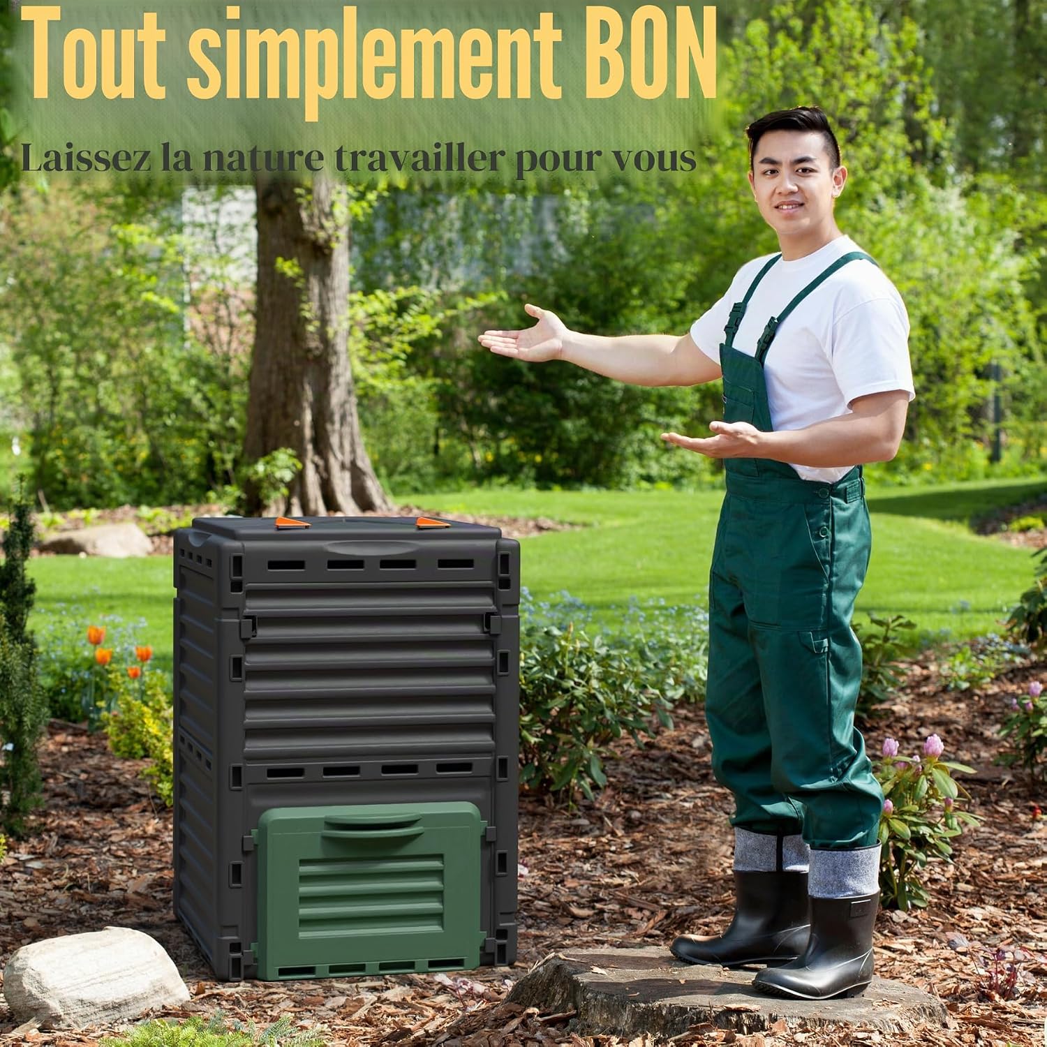 Jardinier en salopette présentant le composteur BigDean 300 L dans un jardin