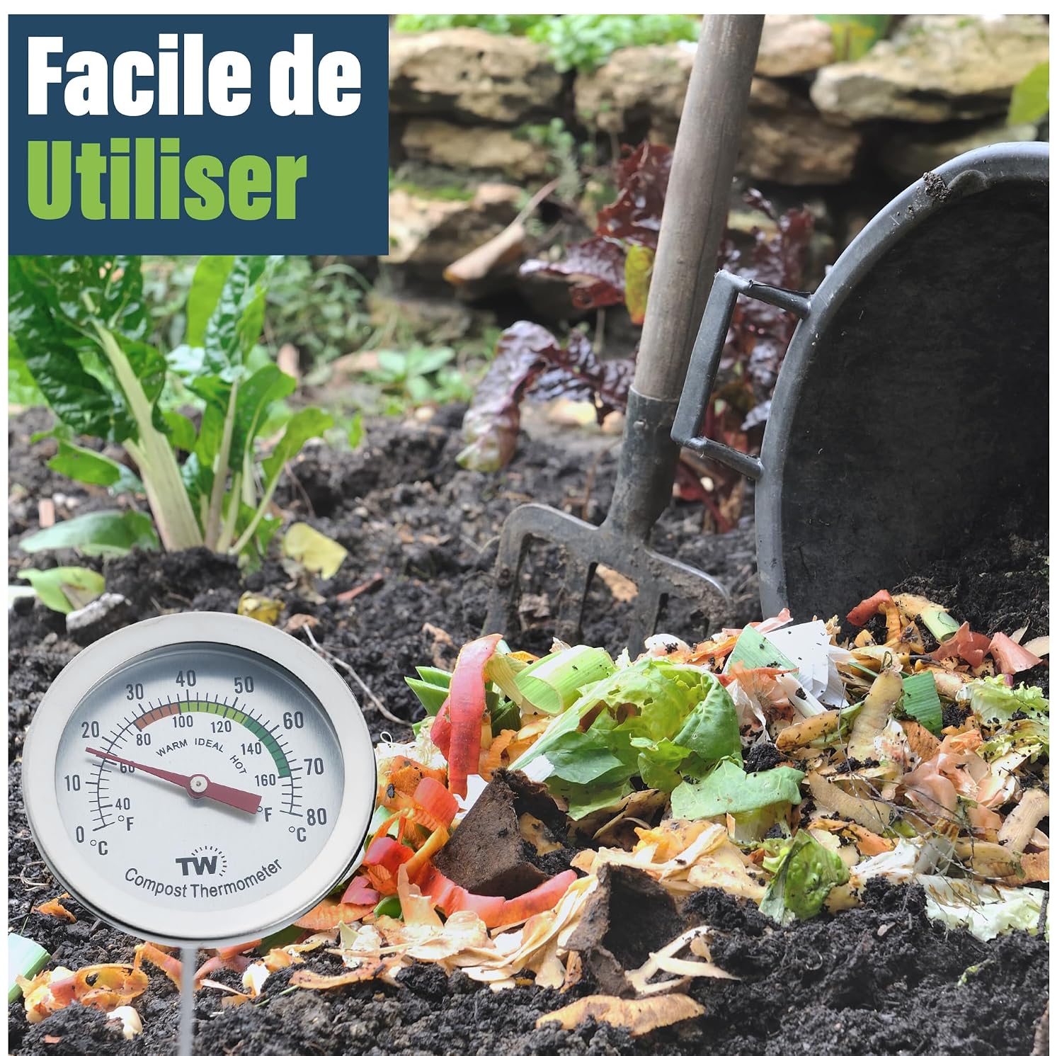Un tas d'&eacute;pluchures et une fourche de jardin, avec un thermom&egrave;tre &agrave; compost au premier plan