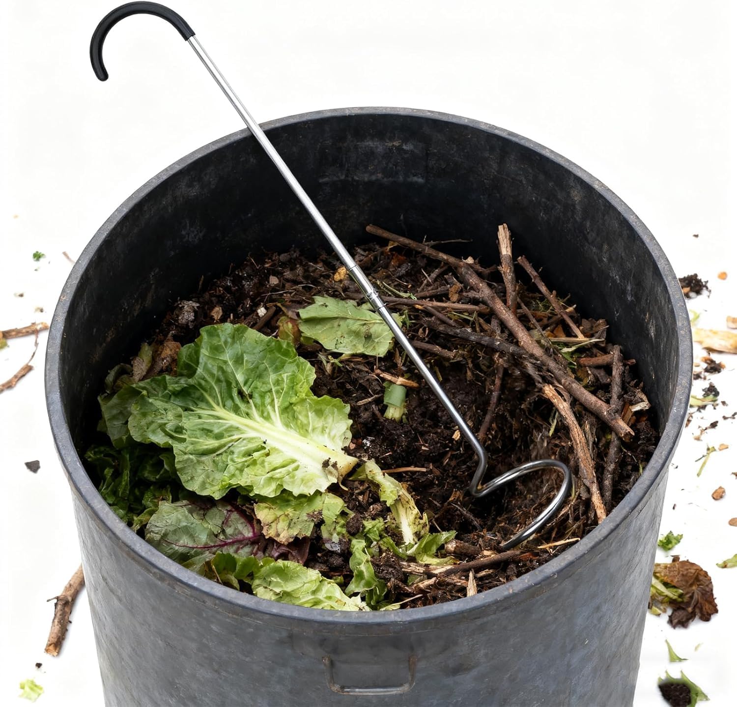 Aérateur planté dans un bac à compost rempli de feuilles de salade et de branchages