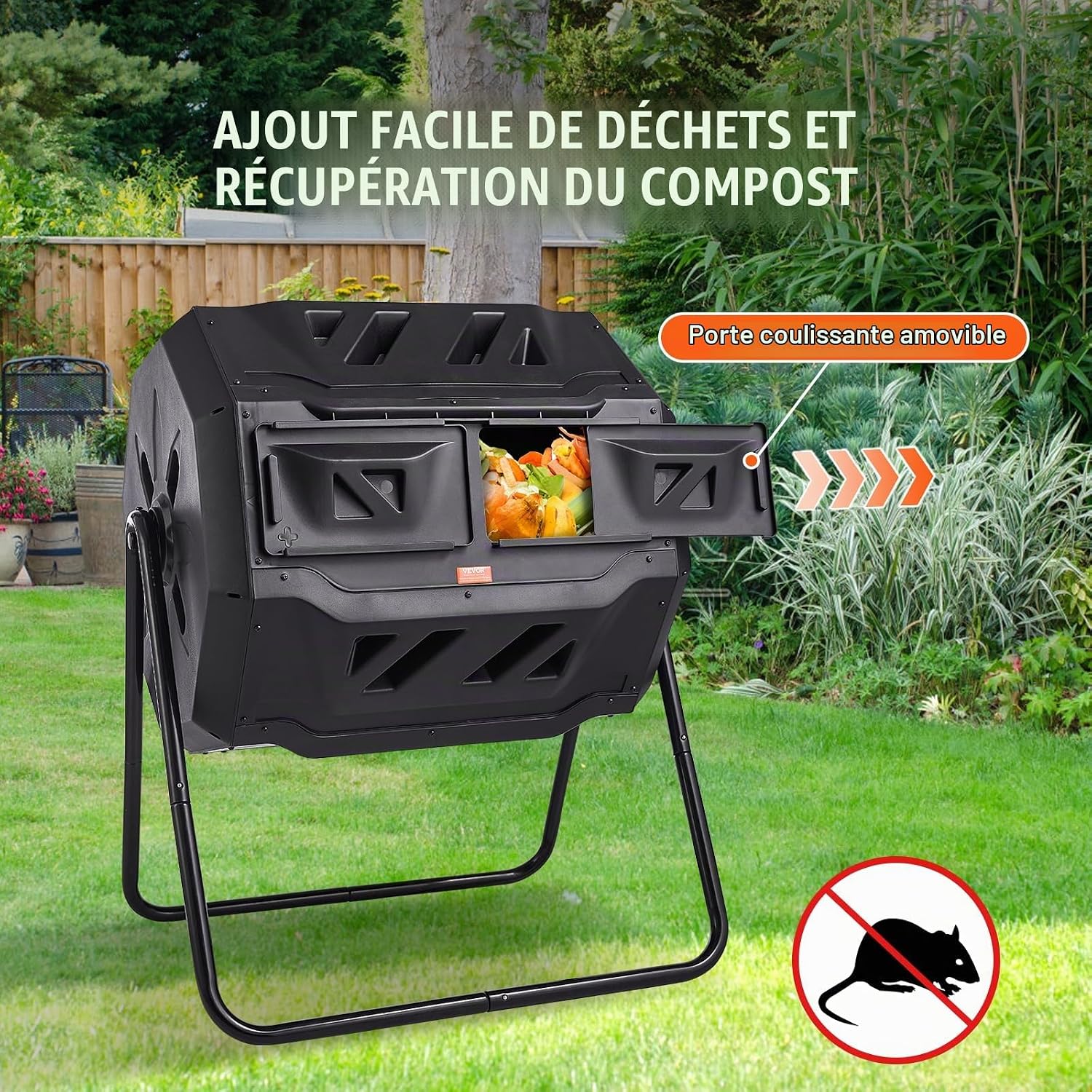 Composteur rotatif dans un jardin avec la porte coulissante ouverte sur des déchets de cuisine