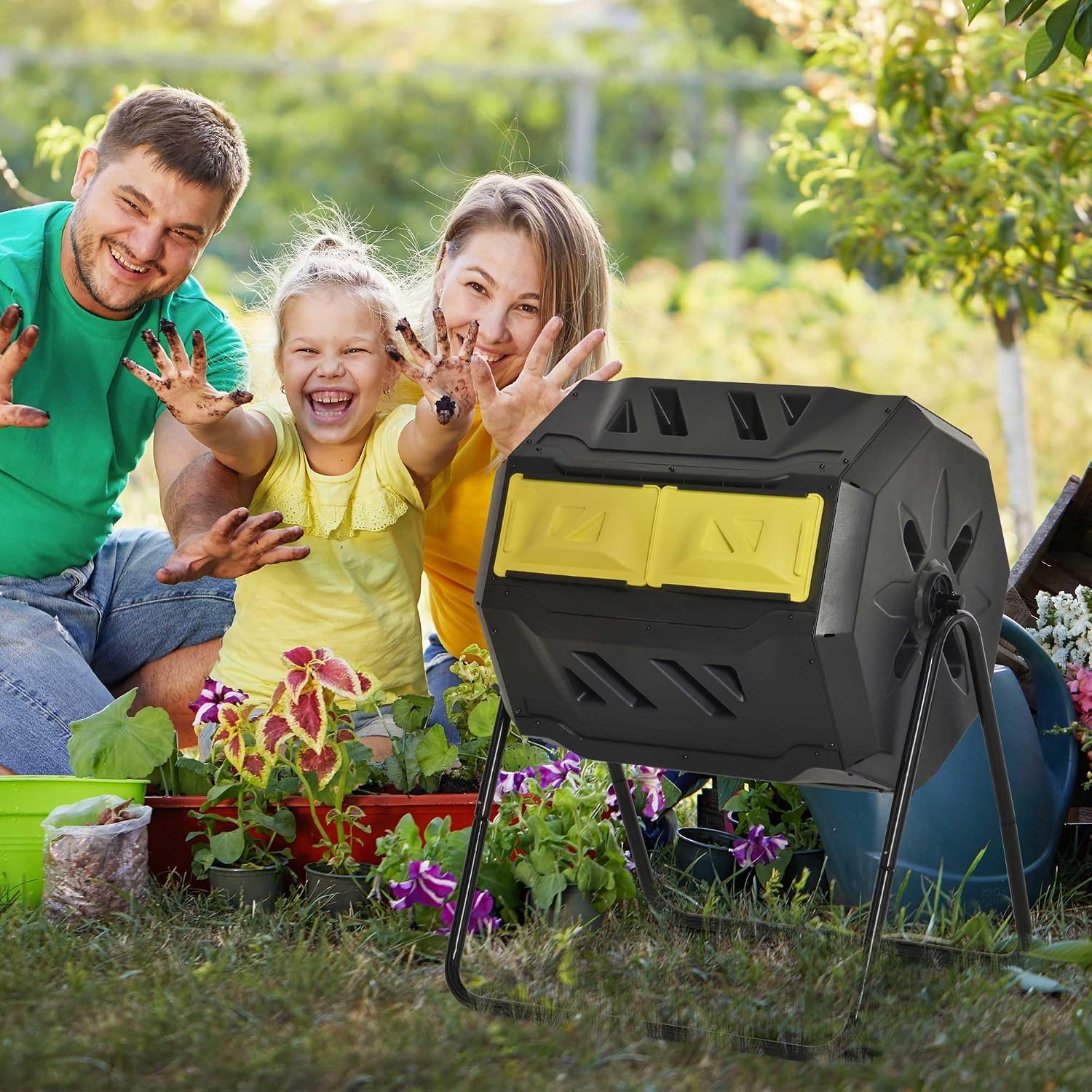 Famille aux mains terreuses près du composteur rotatif Outsunny dans un jardin