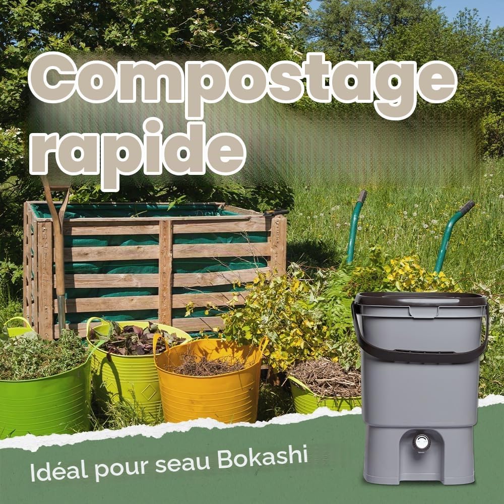 Seau bokashi gris devant un bac à compost en palettes, avec le texte « Compostage rapide »