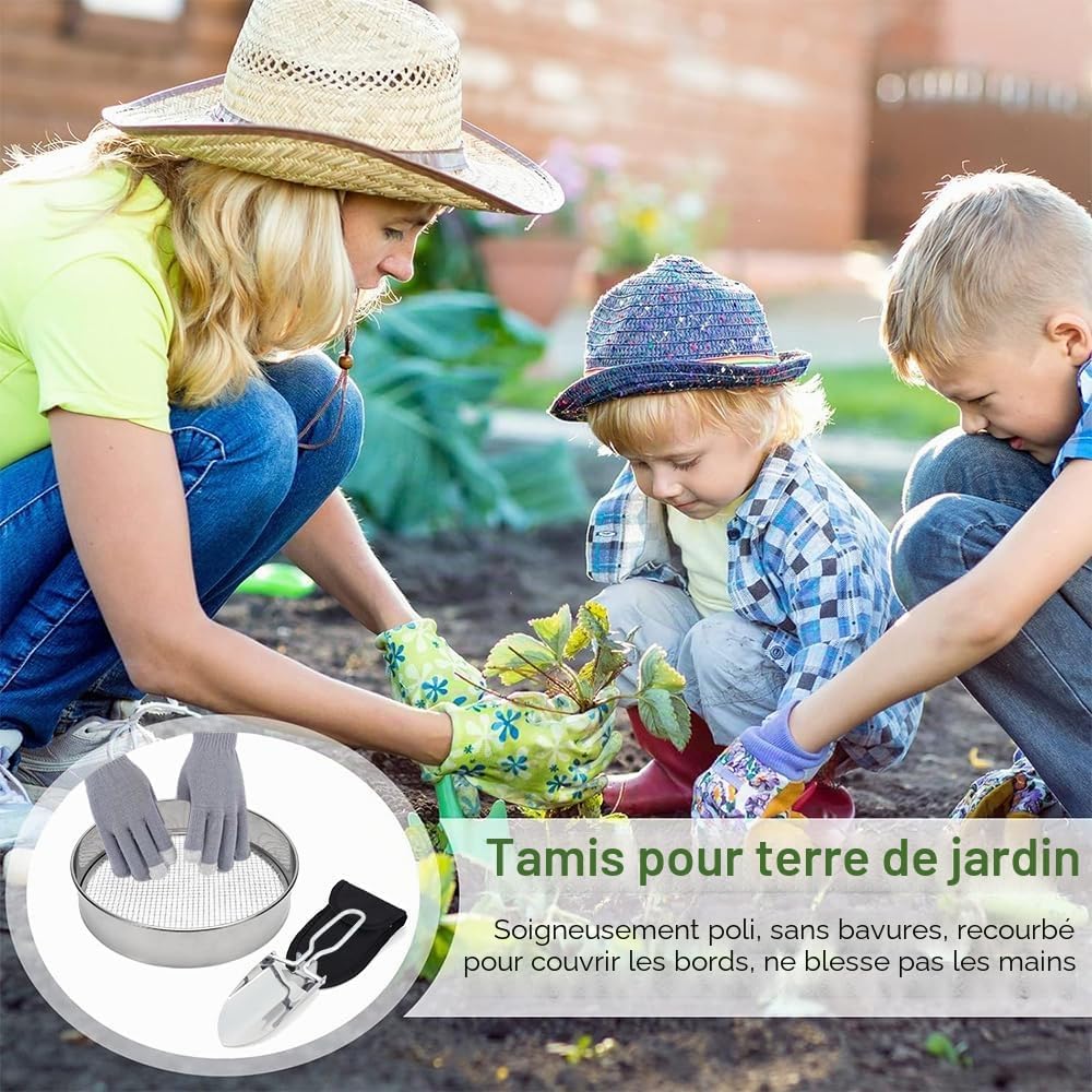 Jardinière et deux enfants plantant, avec le tamis, la pelle et les gants du kit en médaillon