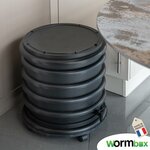 Lombricomposteur WormBox noir à plusieurs plateaux sur roulettes posé dans une cuisine