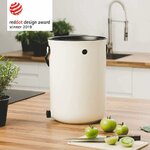 Composteur bokashi Skaza Organko 2 blanc crème de 9,6 L sur un plan de travail, avec des tomates vertes