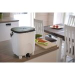 Kit composteur bokashi Biolan blanc de 10 L, couvercle noir et robinet, sur une table de cuisine